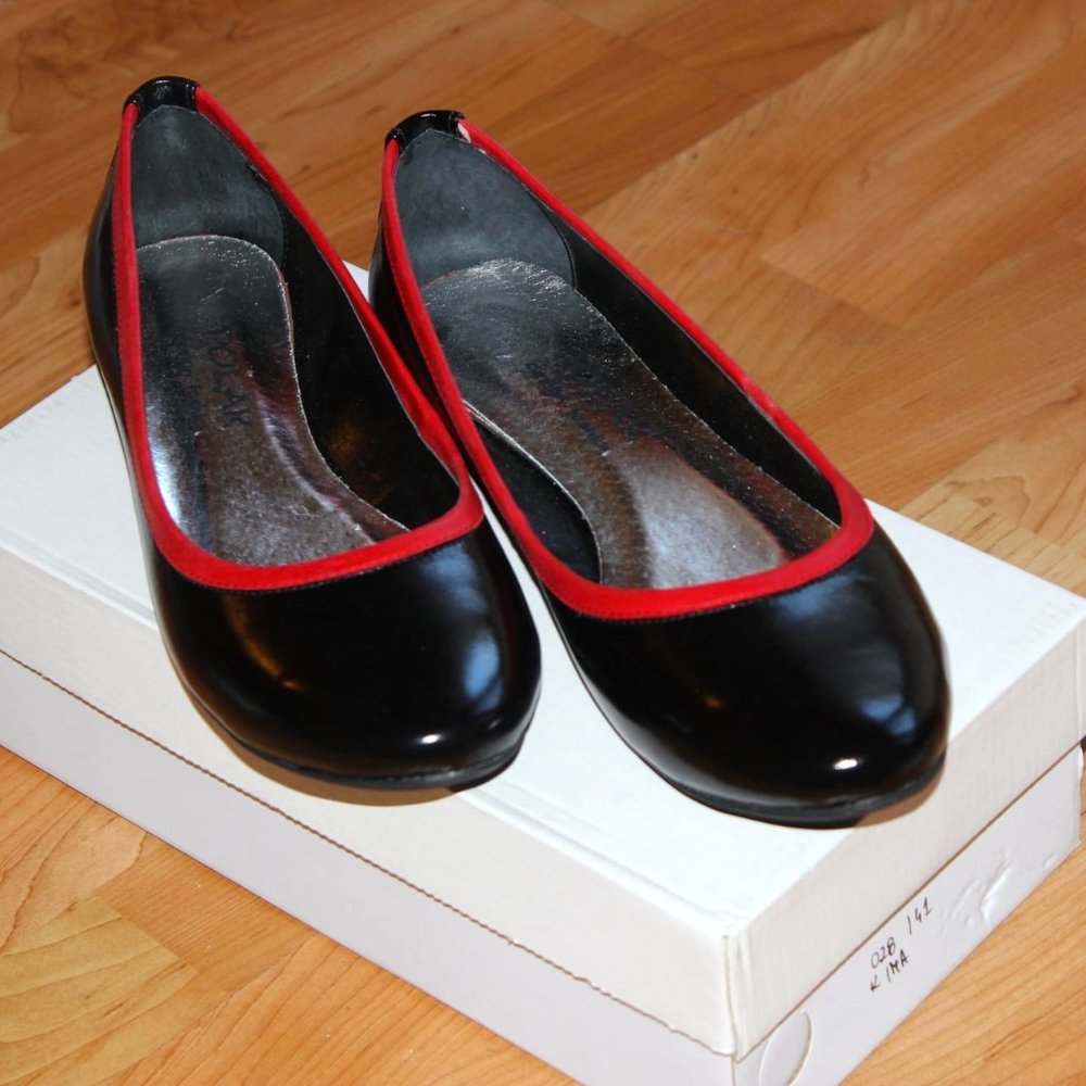 Black and red flats for ladies from Europe